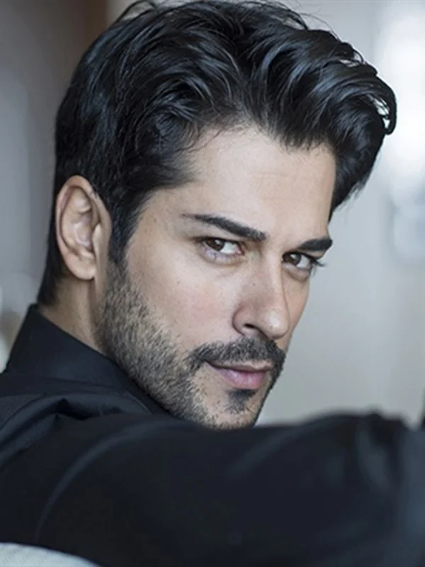 Burak Özçivit Kimdir